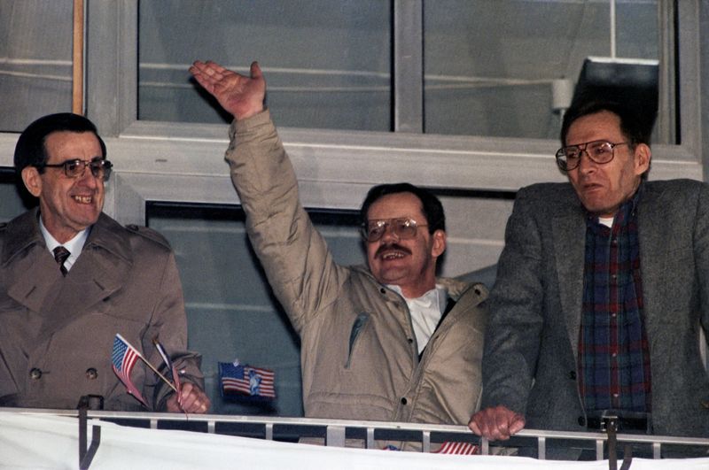 © Reuters. Hostages from the U.S. Joseph Cicippio,Terry Anderson and Alann Steen which were held in Lebanon pose on the balcony of the U.S. military hospital in Wiesbaden , Germany December 5, 1991 REUTERS/Reinhard Krause
