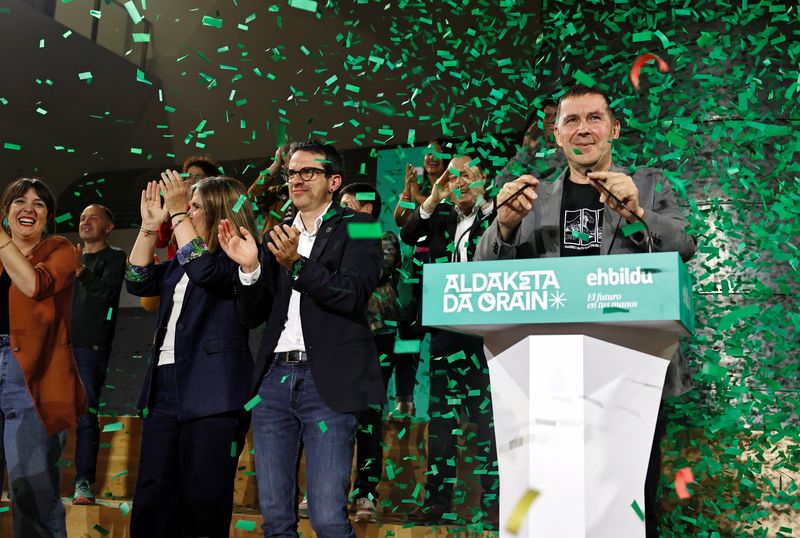 &copy; Reuters. Left-wing separatist EH Bildu party candidate for Basque premier Pello Otxandiano and party president Arnaldo Otegi celebrate following Basque Country regional elections, in Bilbao, Spain, April 21, 2024. EH Bildu won 27 seats of the 75 seat parliament. R