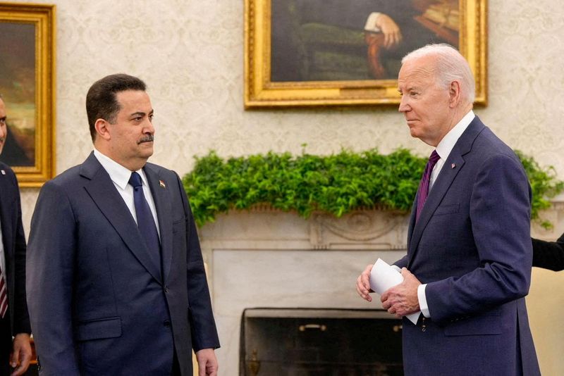 &copy; Reuters. الرئيس الأمريكي جو بايدن يستقبل رئيس الوزراء العراقي محمد شياع السوداني في البيت الأبيض بواشنطن خلال زيارته للولايات المتحدة في يوم 15 أبري