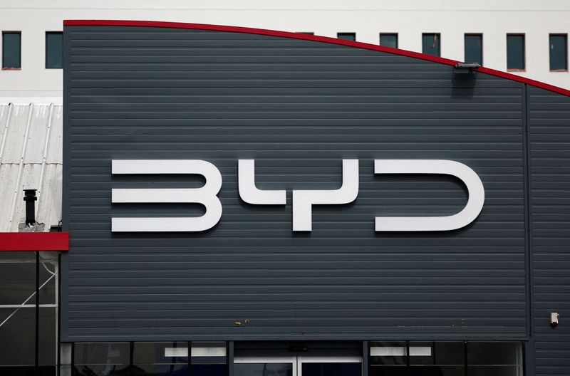 &copy; Reuters. FILE PHOTO: The logo of BYD is seen outside a BYD car dealer in Reze near Nantes, France, March 27, 2024. REUTERS/Stephane Mahe/File Photo