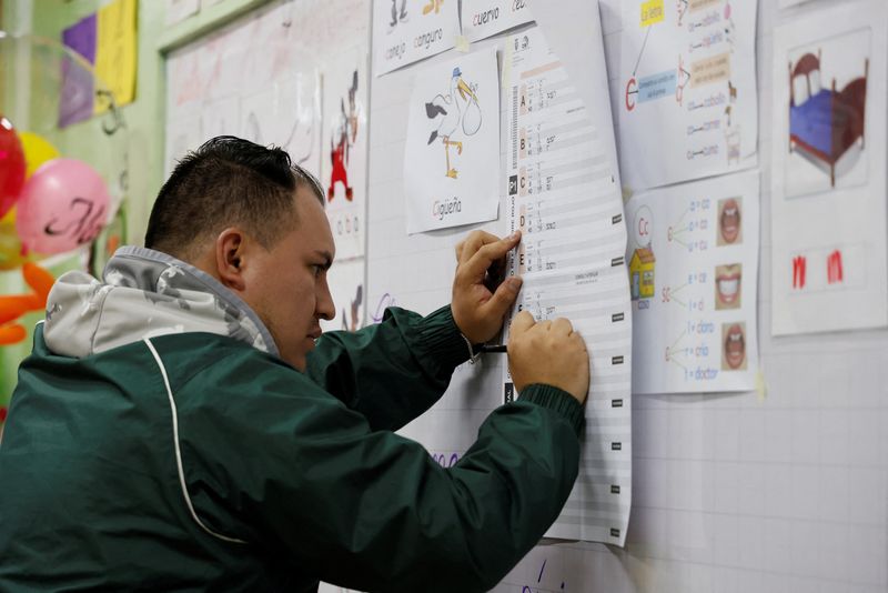 &copy; Reuters. 南米エクアドルで２１日実施された国民投票で、ノボア大統領が打ち出した治安強化策が多くの支持を得た。写真はエクアドル・キトで投票する人。２１日撮影。（2024年 ロイター/Karen Toro