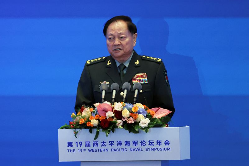 &copy; Reuters. تشانغ يوشيا نائب رئيس اللجنة العسكرية المركزية الصينية يلقي كلمة خلال حفل افتتاح ندوة لمسؤولي البحرية في غرب المحيط الأطلسي بمدينة تشينغدا