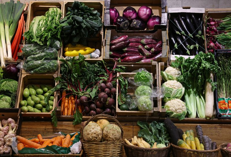 &copy; Reuters. FILE PHOTO: Vegetables are displayed for sale at Panzer's delicatessen and grocery in London, Britain, March 26, 2024. REUTERS/Toby Melville/File Photo