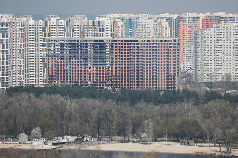 © Reuters. FILE PHOTO: A view shows a building under construction in the residential area in Kiev, Ukraine April 9, 2020. REUTERS/Gleb Garanich/File Photo