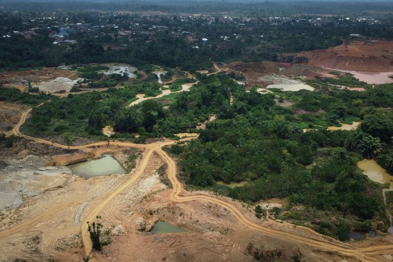 &copy; Reuters. FOTO DE ARCHIVO. Una vista de dron muestra plantaciones de cacao y granjas destruidas por la minería ilegal de oro en Kwabeng, en la Región Oriental, Ghana. 28 de febrero de 2024. REUTERS/Francis Kokoroko