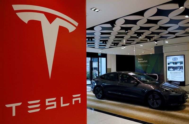 &copy; Reuters. Photo d'archives du logo de Tesla. /Photo prise le 22 octobre 2021 à Singapour, Singapour/REUTERS/Edgar Su