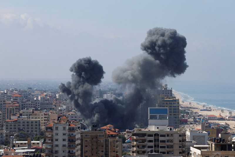 &copy; Reuters. FILE PHOTO: Smoke rises following Israeli strikes in Gaza, October 7, 2023. REUTERS/Mohammed Salem/File Photo
