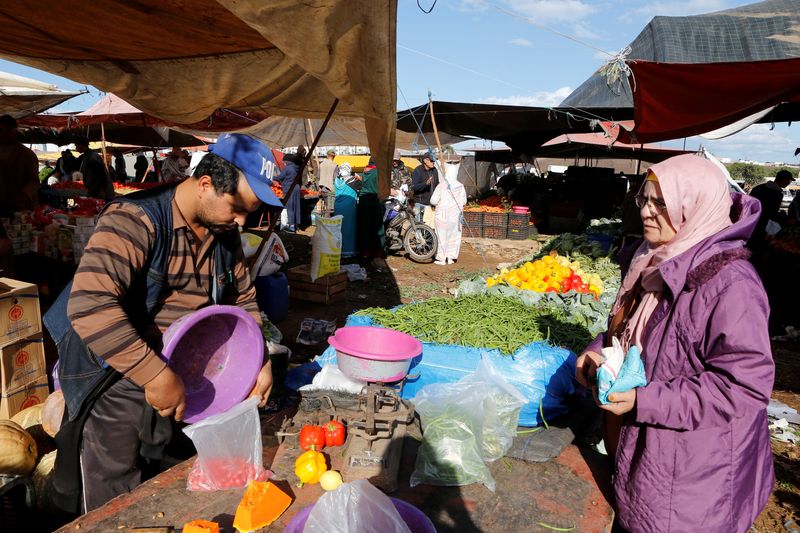 &copy; Reuters. سيدة تتسوق في سوق للخضروات على مشارف الدار البيضاء بالمغرب في صورة من أرشيف رويترز.
