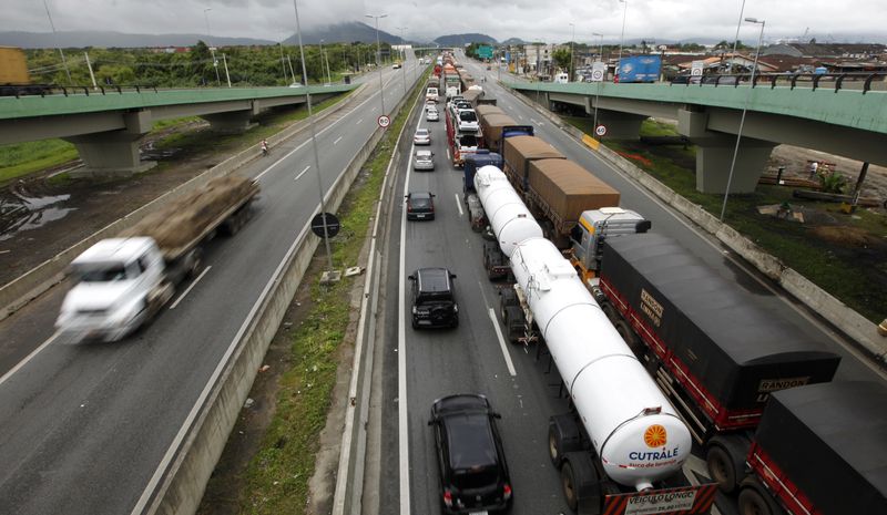&copy; Reuters. Caminhões na Rodovia Conego Domenico Rangoni, Guarujá