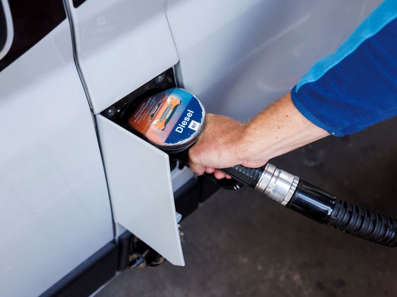 © Reuters. A motorist refuels his vehicle at a gas station of the company 