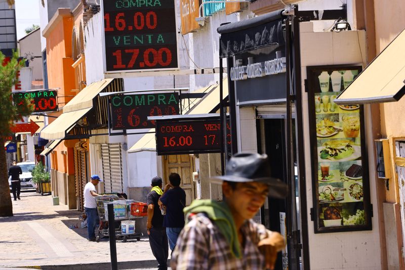 &copy; Reuters. FILE PHOTO: Boards displaying the exchange rate of the Mexican peso against the U.S. dollar are pictured outside exchange houses in Ciudad Juarez, Mexico July 27, 2023. REUTERS/Jose Luis Gonzalez/File Photo