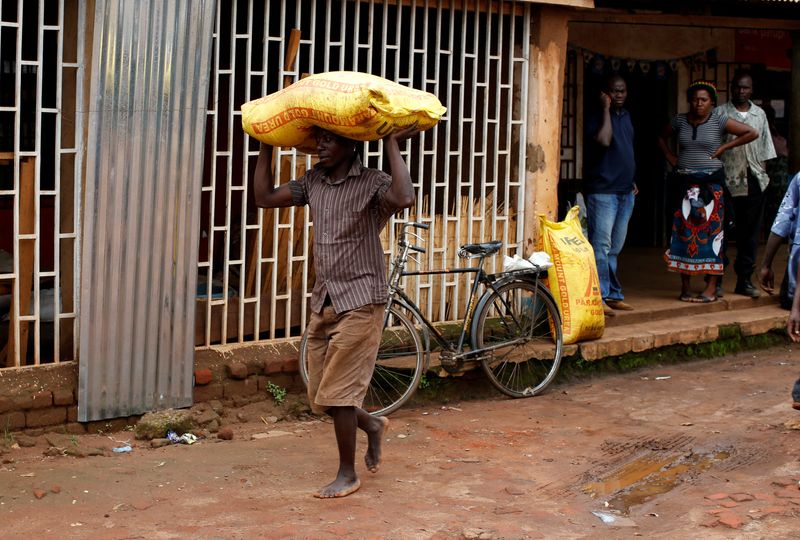 &copy; Reuters. عامل يحمل كيسا من الأسمدة في ملاوي بصورة من أرشيف رويترز.