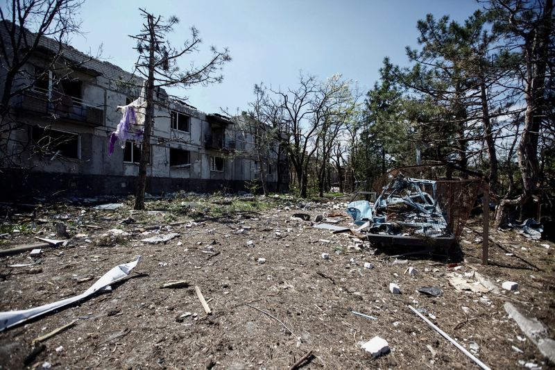 &copy; Reuters. مشهد يظهر مباني سكنية مدمرة في قرية نوفوميخيليفكا بمنطقة دونيتسك بأوكرانيا في صورة من أرشيف رويترز.
