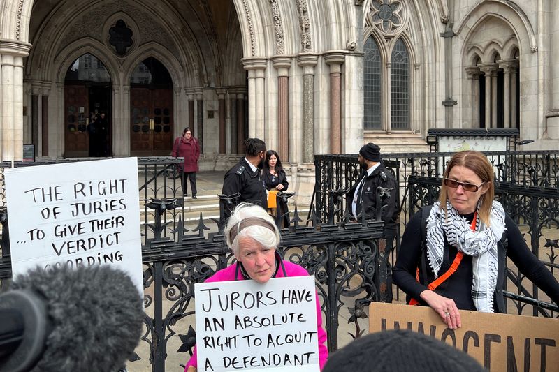 © Reuters. Retired social worker Trudi Warner stands outside the Royal Courts of Justice in London, Britain after she was cleared of contempt of court, April 22, 2024. REUTERS/Sam Tobin