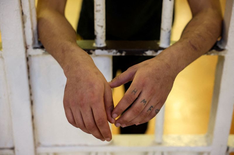 &copy; Reuters. سجين يتكئ على باب ذو قضبان في ممر داخل سجن سان فيتوري في ميلانو بإيطاليا في الرابع من مارس آذار 2024. تصوير: كلاوديا جريكو - رويترز