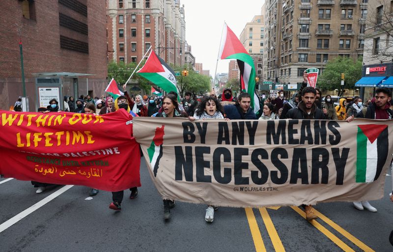 &copy; Reuters. Demonstrators holding a banner protest in solidarity with Pro-Palestinian organizers as they block a street, amid the ongoing conflict between Israel and the Palestinian Islamist group Hamas, in New York City, U.S., April 18, 2024. REUTERS/Caitlin Ochs/Fi
