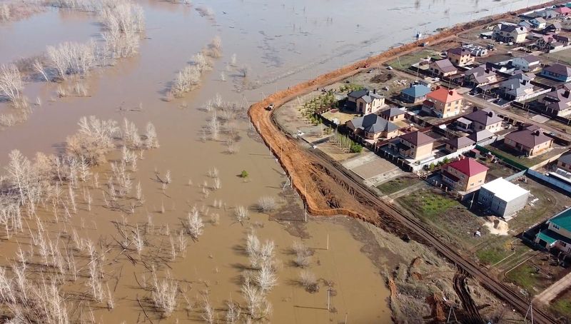 &copy; Reuters. FILE PHOTO: A drone view shows a residential area divided from the flood waters by an earthen wall built by residents, in the settlement of Perovsky in Orenburg region, Russia, in this picture obtained by Reuters on April 17, 2024. RESIDENTS OF PEROVSKY/H