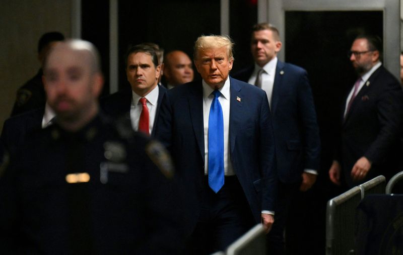 © Reuters. Former U.S. president and Republican presidential candidate Donald Trump arrives at Manhattan Criminal Court to attend his trial for allegedly covering up hush money payments linked to extramarital affairs in New York, U.S., April 22, 2024. ANGELA WEISS/Pool via REUTERS