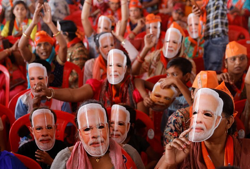&copy; Reuters. Apoiadores do primeiro-ministro da Índia, Narendra Modi, usam máscara do premiê, em Meerut, Índia
31/03/2024
REUTERS/Anushree Fadnavis