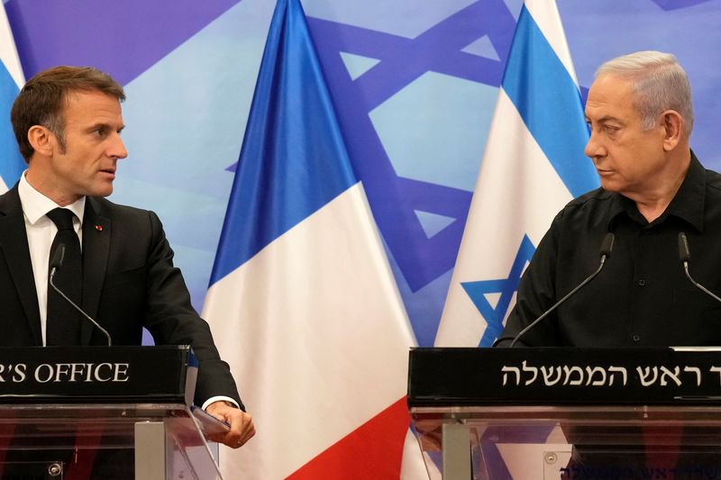 &copy; Reuters. الرئيس الفرنسي إيمانويل ماكرون (إلى اليسار) خلال مؤتمر صحفي مشترك مع رئيس الوزراء الإسرائيلي بنيامين نتنياهو في القدس يوم 24 أكتوبر تشرين ال
