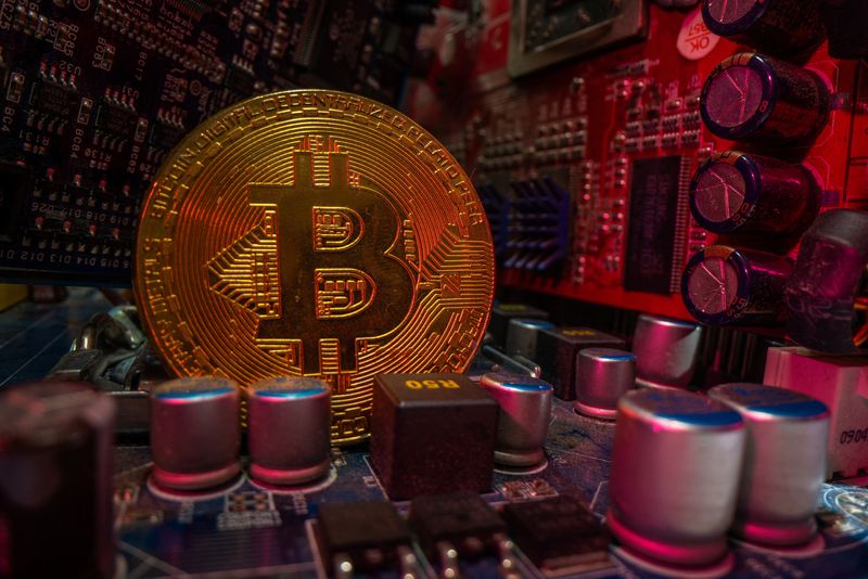 © Reuters. FILE PHOTO: A representation of cryptocurrency Bitcoin is placed on a PC motherboard, in this illustration taken June 16, 2023. REUTERS/Dado Ruvic/Illustration/File Photo