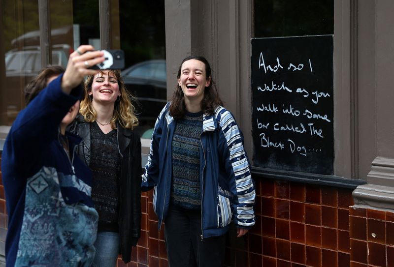 &copy; Reuters. Fans of Taylor Swift take images next to lyrics from the song The Black Dog by Taylor Swift, written outside The Black Dog pub, believed by its owners to have been referenced in the track, in London, Britain, April 22, 2024. REUTERS/Toby Melville