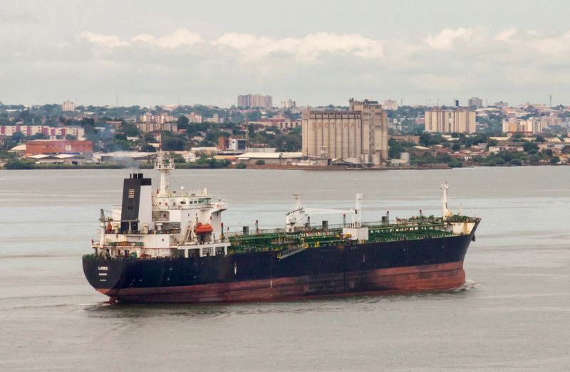 &copy; Reuters. FILE PHOTO: An oil tanker is seen on Lake Maracaibo, in Cabimas, Venezuela October 14, 2022. REUTERS/Issac Urrutia/File Photo