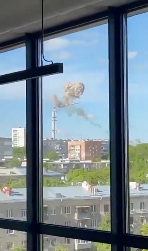 &copy; Reuters. El humo se eleva cuando una torre de televisión se derrumba después de lo que los funcionarios locales dijeron que fue un ataque con misiles, en medio del ataque de Rusia a Ucrania, en Járkov, Ucrania, el 22 de abril de 2024, como se ve en esta captura