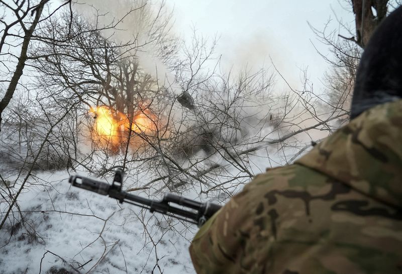 &copy; Reuters. FOTO DE ARCHIVO: Militares ucranianos de la 93 brigada disparan un obús autopropulsado 2S1 Gvozdika hacia las tropas rusas, en el marco del ataque de Rusia a Ucrania, cerca de la ciudad de Chasiv Yar en la región de Donetsk, Ucrania 22 de febrero de 202