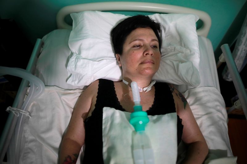 &copy; Reuters. Imagen de archivo. Ana Estrada, de 43 años, defensora de la eutanasia que sufre una afección incurable que atrofia sus músculos y la deja respirar a través de un ventilador, yace en la cama de su casa en Lima, Perú. 7 de febrero de 2020. REUTERS /Seb