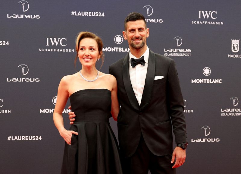 &copy; Reuters. لاعب التنس الصربي نوفاك ديوكوفيتش وزوجته يلينا لدى وصولهما إلى حفل توزيع جوائز لوريوس الرياضية يوم 22 أبريل نيسان 2024. تصوير: فيوليتا سانتوس م