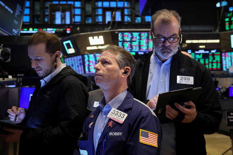 &copy; Reuters. 米国株式市場は上昇して取引を終えた。米経済の健全性を測る上で、今週発表される主要企業の四半期決算が注目されている。２月撮影（２０２４年　ロイター/Brendan McDermid）