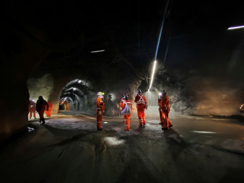 &copy; Reuters. FILE PHOTO: An industry tour group walks inside the Codelco El Teniente copper mine, the world's largest underground copper mine near Machali area, Rancagua, Chile October 15, 2020. REUTERS/Fabian Cambero