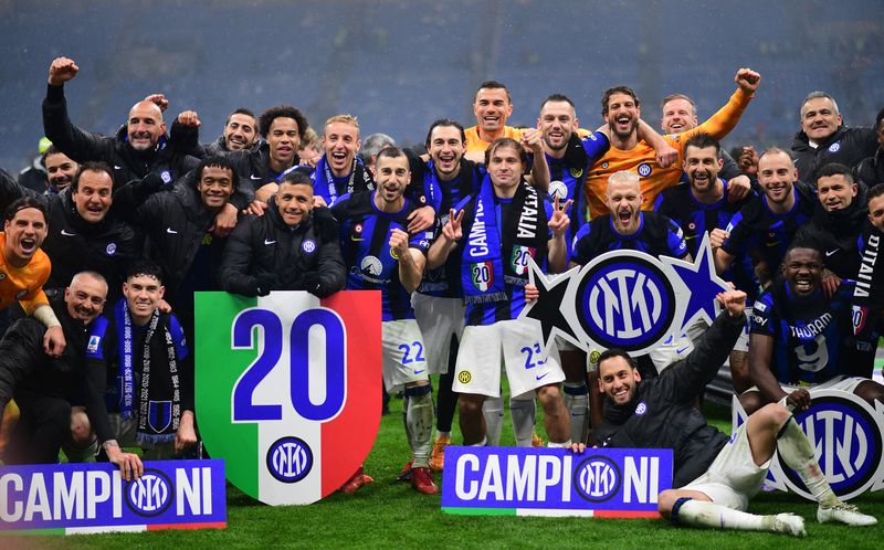 &copy; Reuters.  April 22, 2024 
Foto del lunes de los futboistas del Inter de Milan celebran tras ganar la Serie A 
REUTERS/Daniele Mascolo 