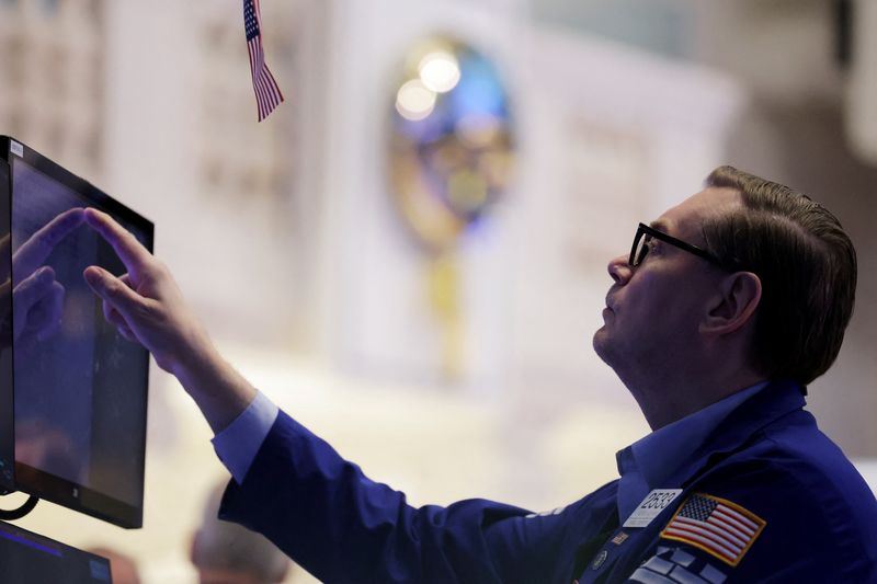 © Reuters. A trader works on the trading floor at the New York Stock Exchange (NYSE) in New York City, U.S., April 5, 2024. REUTERS/Andrew Kelly/File Photo