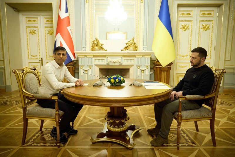 &copy; Reuters. Ukraine's President Volodymyr Zelenskiy meets with British Prime Minister Rishi Sunak during his welcome, as Russia's attack on Ukraine continues, in Kyiv, Ukraine January 12, 2024. Ukrainian Presidential Press Service/Handout via REUTERS/File Photo