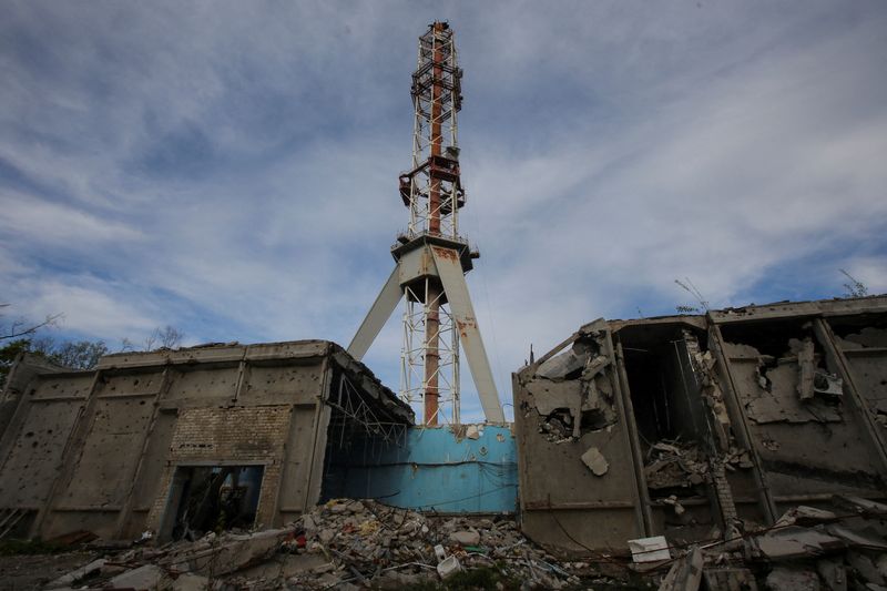 &copy; Reuters. برج تلفزيوني في مدينة خاركيف الأوكرانية لحق به دمار جزئي نتيجة استهدافه بقصف روسي يوم 22 أبريل نيسان 2024. تصوير: فياتشيسلاف ماديفسكي - رويترز 