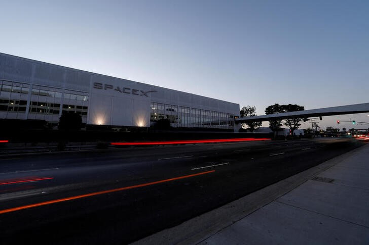 &copy; Reuters. Foto de archivo del edificio corporativo de SpaceX en Hawthorne, California
Sept 19, 2018/REUTERS/Mike Blake/
