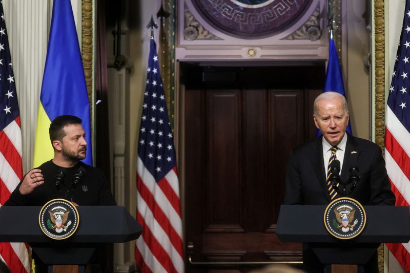 &copy; Reuters. U.S. President Joe Biden and Ukraine's President Volodymyr Zelenskiy hold a joint press conference at the White House in Washington, U.S., December 12, 2023. REUTERS/Leah Millis/File Photo