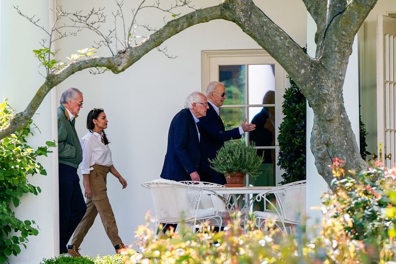 &copy; Reuters. الرئيس الأمريكي جو بايدن يدخل المكتب البيضاوي بالبيت الأبيض في واشنطن برفقة المشرعة الليبرالية أوكاسيو كورتيز و عضوي مجلس الشيوخ بيرني سان