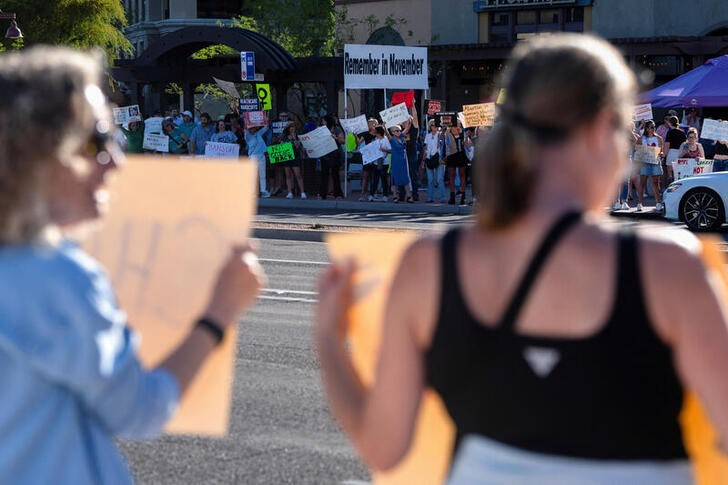 &copy; Reuters. ４月２２日、バイデン米政権は、人工妊娠中絶を求める女性の個人情報の保護を強化する最終的な規則を発令した。写真はアリゾナ州スコッツデールで、州の最高裁が人工妊娠中絶をほぼ全