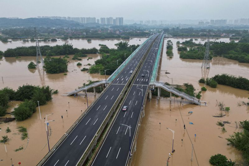 &copy; Reuters. 「世界の工場地帯」とも呼ばれた中国南部の人口密集地帯、珠江デルタにある広東省で１８日以降、記録的な暴風雨が広範囲にわたって続いている。写真は広東省清遠の道路。ドローンで撮