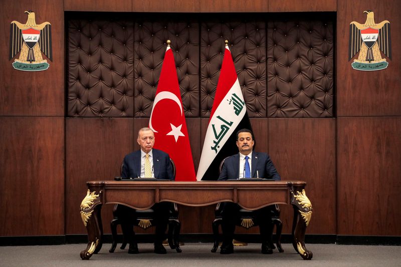 &copy; Reuters. トルコのエルドアン大統領（左）は訪問先のイラクで、同国北部で活動するトルコの非合法武装組織クルド労働者党（ＰＫＫ）の対策で両国が協力し、新たな貿易回廊を通じて経済関係を強