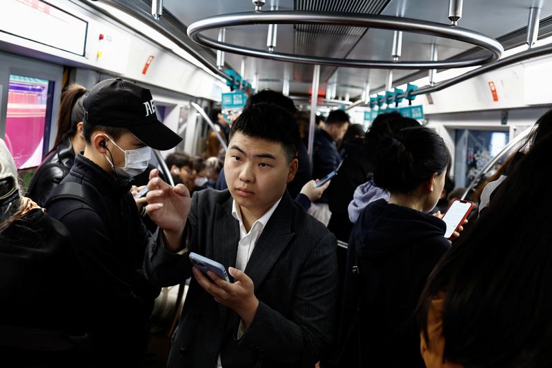 &copy; Reuters. FILE PHOTO: People ride a subway train during morning rush hour in Beijing, China April 11, 2024. REUTERS/Tingshu Wang/File Photo