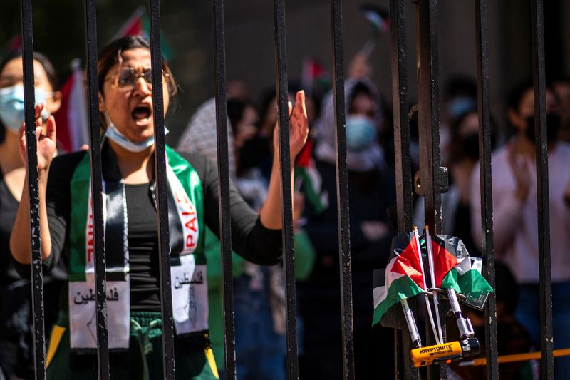 © Reuters. Palestinian flags are placed on a locked fence while students demonstrate outside Columbia University campus, as protests continue inside and outside the university during the ongoing conflict between Israel and the Palestinian Islamist group Hamas, in New York City, U.S., April 22, 2024. REUTERS/Eduardo Munoz