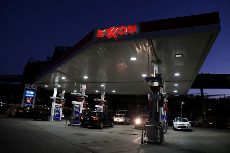&copy; Reuters. FILE PHOTO: Cars are seen at an Exxon gas station in Brooklyn, New York City, U.S., November 23, 2021. REUTERS/Andrew Kelly/File Photo