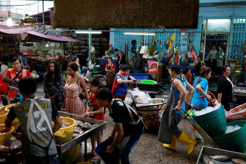&copy; Reuters. FILE PHOTO: A general view of Khlong Toei fresh market during busy hour in Bangkok, Thailand, September 8, 2019. REUTERS/Soe Zeya Tun/File Photo
