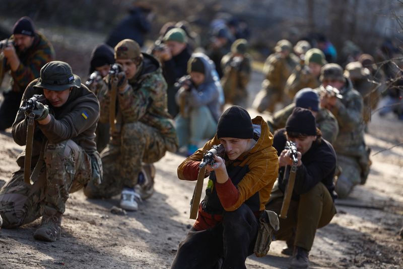 &copy; Reuters. FILE PHOTO: Potential recruits who aspire to join the 3rd Separate Assault Brigade of the Ukrainian Armed Forces take part in a testing basic military course, amid Russia's attack on Ukraine, in Kyiv, Ukraine March 27, 2024. REUTERS/Valentyn Ogirenko/File