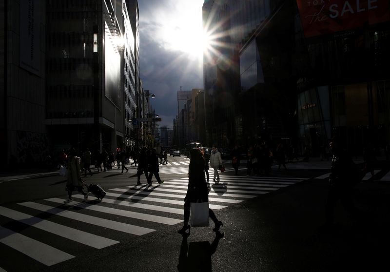 &copy; Reuters. FILE PHOTO: People cross a road at a shopping district in Tokyo, Japan, January 23, 2017. REUTERS/Kim Kyung-Hoon/File photo