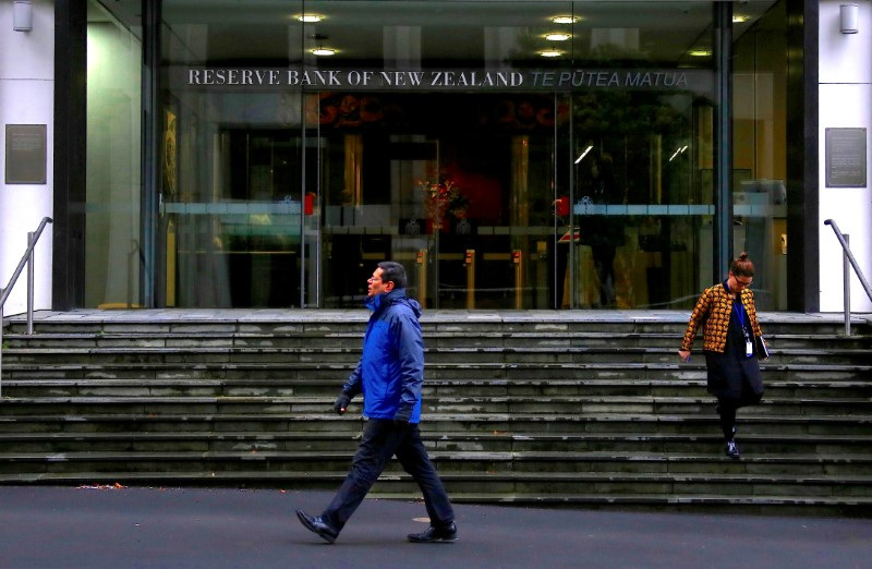 &copy; Reuters. ニュージーランド準備銀行（中央銀行）は２３日、競争当局が金融機関を対象とする自己資本規制の見直しが必要と指摘したことに反論した。写真はニュージーランド準備銀行とその前を歩